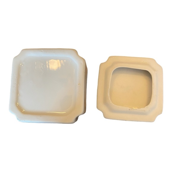 Vintage Porcelain trinket box with lid red yellow and pink roses EUC 2.5” x 1” - Picture 4 of 4